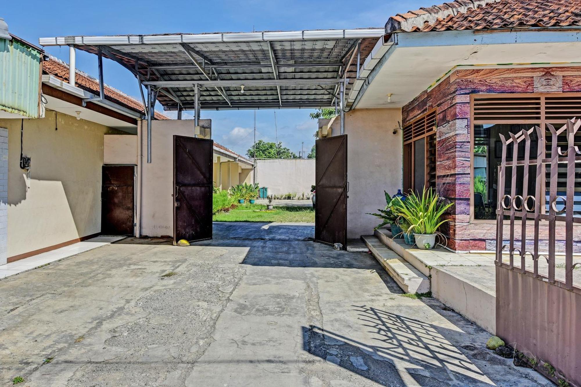 Oyo 90443 Hotel New Kartika In Cilopadang Buitenkant foto